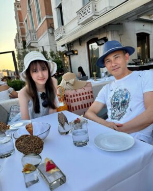 Kenix Kwok Ho-Ying Instagram - Venice, a pretty city with stunning sceneries, polite people everywhere, and a romantic atmosphere on the gondola with my beloved ones 🩷🩷🩷
#veniceitaly #romanticscenery #unforgettablemoments #gondola #summertimeinvenice