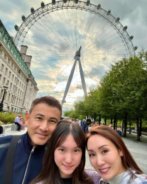 Kenix Kwok Ho-Ying Instagram - A taste of London with my lovely family!
#happyfamilytrip #幸福摩天輪 #westminsterabbey #bigben #londonbridge #toweroflondon #towerbridge #london #londonfood
