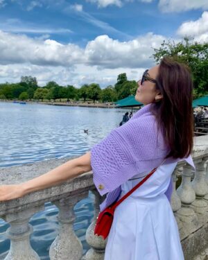 Kenix Kwok Ho-Ying Instagram - 遊海德公園遇上倫敦最好的天氣☀️🦢🦢🦆🦆🌹🌼🌺🚣‍♂️#hydepark #lucky #reallyenjoy #goodweather