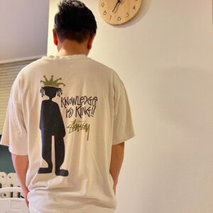 Kenji Yamauchi Instagram - 。
閲覧注意⚠️

2枚目にショッキングな画像が含まれてます。😂😂😂

暑過ぎて涼みたかったんやろうけど、、、

昔の扇風機なら死んでるぞ😂😂😂😂😂

現代っ子ですなぁ🛀

昔の扇風機の怖さを知らない世代ですなぁ😂

私は実家の壁につけてあった首振りの扇風機が大好きでした

首振りに合わせて夏とか風呂上がり自分も動いてたなぁ🛀

基本扇風機で乗り切る世代やったなぁ☀️

そんな私のTシャツはold stussyのシャドーマン🖐️

old ◯◯って言い方するよね😂最近はold ユニクロもネクストビンテージで集めてる人いると聞いてます😳

#ヴィンテージ
#ヴィンテージTシャツ
#vintage
#vintagetee
#vintagetshirt 
#stussy
#oldstussy
#かまいたち山内