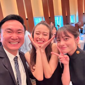 Kenji Yamauchi Instagram - 。
昨日はみちょぱ　しもん君の結婚式だった💒

結婚おめでとう💝

我々かまいたちは司会をさせてもらった😂😂😂

とても素敵な結婚式だった👏👏👏👏👏

芸能界でしたなぁ🛀

みちょぱ、当たり前に可愛かったなぁ🛀

しもん君は本当にええ奴よなぁ👏👏👏

乾杯の挨拶のふじもんさんは緊張で顔引きつってたなぁ😂

新郎新婦との写真は凄いメンバーで撮影させてもらった😆

気付けばど真ん中になってるし、舞香とヒロくんの間に挟まれてるし😂😂😂ポジショニング間違えた😂

末長くお幸せにー💍

#みちょぱ
#しもん君
#結婚おめでとう