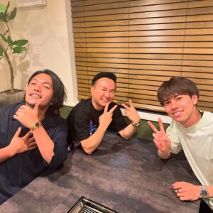Kenji Yamauchi Instagram - 。
いつぞやに、田中碧くんとご飯行った🖐️

盛山と一緒にサッカー話聞いたり、むこうのカルチャーをお勉強させていただきました😂😂😂

それにしてもめちゃくちゃ話しやすかったなぁ😂

なんか５回目くらいのご飯の雰囲気が最初から出てた😂

そんな私のTシャツは青の6号Tシャツ🖐️

村田蓮爾さんのデザインのは見つけたら買ってます😂

いやー、それにしても今日の日経下げはなんて名前がつくんでしょう？😱😱😱

#ヴィンテージ
#ヴィンテージTシャツ
#vintage
#vintagetee 
#vintagetshirt 
#青の6号
#かまいたち山内