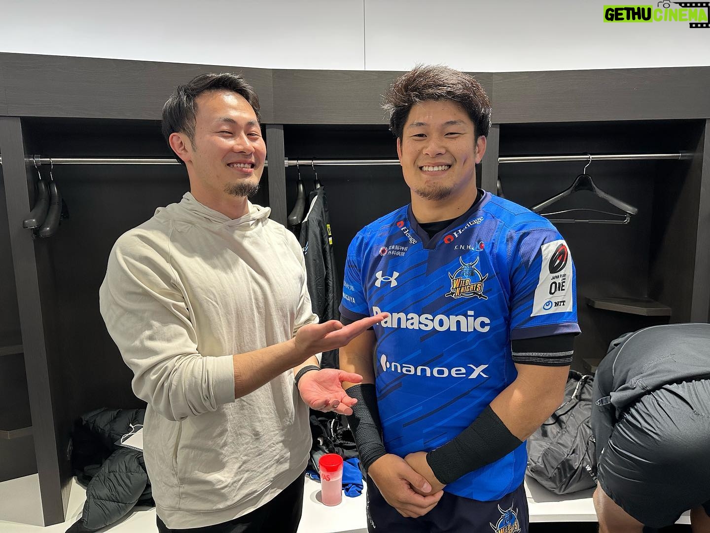 Kenki Fukuoka - 7.5K Likes - リーグワン第3節vsトヨタ43-27で勝利!
前半は一方的にやられヒヤヒヤしましたが、後半は怒涛のワイルドナイツ劇場でした🎊
祝ワイルドナイツ50キャップ&後半の流れを作るきっかけとなった空中戦を制した竜司、場内解説パナ寄りと小言のヒメ笑、そして場内解説メンバーの皆さんと📸