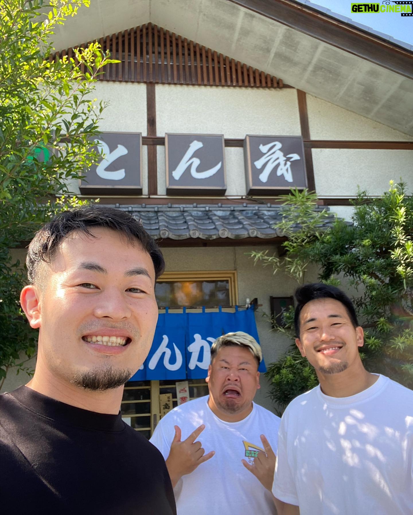 Kenki Fukuoka - 9.8K Likes - ワイルドナイツの昨シーズンの優勝パレードに参加してきました!
アンバサダーの僕にも温かく手を振ってくださる方が沢山いて、本当に愛されるチームにいられてよかったです☺️
その後は同期の2人と昼飯!
もうベテランに分類されるようになった同期達の活躍を今季も応援していこうと思います👍