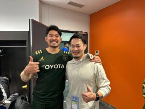 Kenki Fukuoka Instagram - リーグワン第3節vsトヨタ43-27で勝利！
前半は一方的にやられヒヤヒヤしましたが、後半は怒涛のワイルドナイツ劇場でした🎊
祝ワイルドナイツ50キャップ&後半の流れを作るきっかけとなった空中戦を制した竜司、場内解説パナ寄りと小言のヒメ笑、そして場内解説メンバーの皆さんと📸