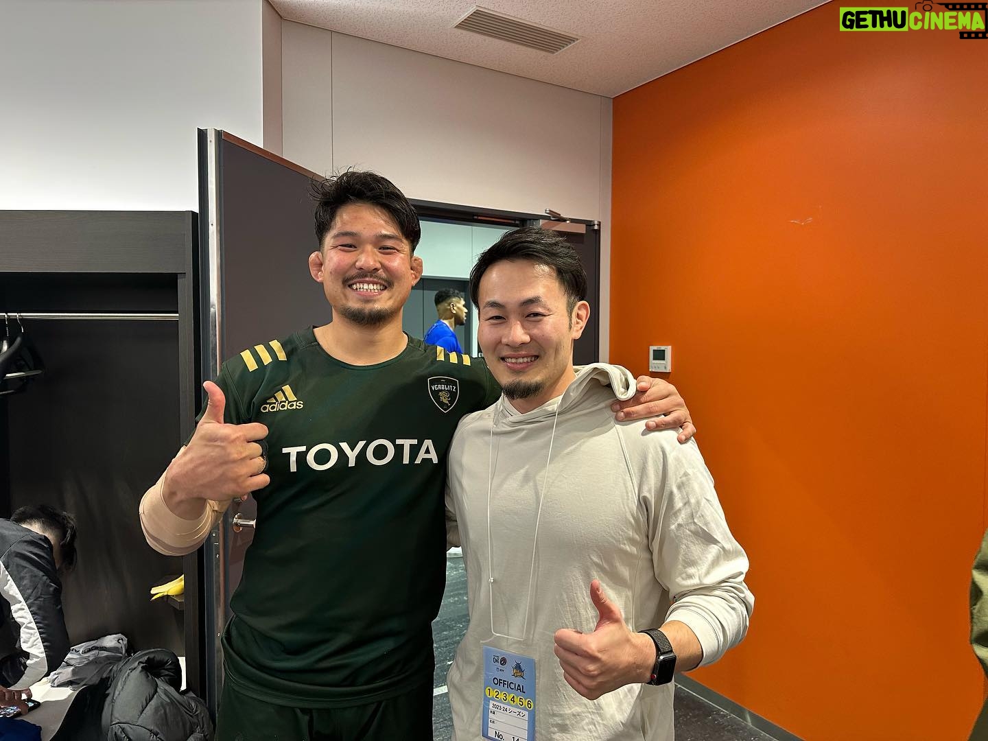 Kenki Fukuoka - 7.5K Likes - リーグワン第3節vsトヨタ43-27で勝利!
前半は一方的にやられヒヤヒヤしましたが、後半は怒涛のワイルドナイツ劇場でした🎊
祝ワイルドナイツ50キャップ&後半の流れを作るきっかけとなった空中戦を制した竜司、場内解説パナ寄りと小言のヒメ笑、そして場内解説メンバーの皆さんと📸
