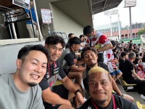 Kenki Fukuoka Instagram - JAPAN ⅩⅤ vs ALL BLACKS ⅩⅤの試合を観戦してきました！
結果は負けたけど残る試合での成長を楽しみにしてます🔥

試合の合間に久々に代表メンバーと会えていろいろ話せてよかった👍
