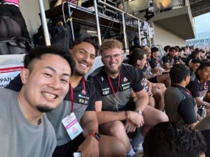 Kenki Fukuoka Instagram - JAPAN ⅩⅤ vs ALL BLACKS ⅩⅤの試合を観戦してきました！
結果は負けたけど残る試合での成長を楽しみにしてます🔥

試合の合間に久々に代表メンバーと会えていろいろ話せてよかった👍