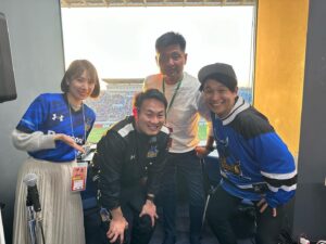 Kenki Fukuoka Instagram - リーグワン第3節vsトヨタ43-27で勝利！
前半は一方的にやられヒヤヒヤしましたが、後半は怒涛のワイルドナイツ劇場でした🎊
祝ワイルドナイツ50キャップ&後半の流れを作るきっかけとなった空中戦を制した竜司、場内解説パナ寄りと小言のヒメ笑、そして場内解説メンバーの皆さんと📸