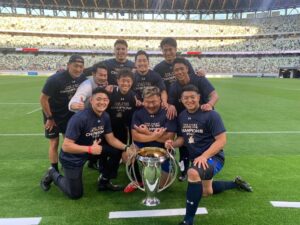 Kenki Fukuoka Instagram - ワイルドナイツ優勝！
決勝にふさわしい最高の試合でした！
こんな試合の解説をさせてくれた両チームに感謝です👏
解説陣とワイルドナイツの同期たち、そして去年の両ウイングで📸