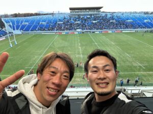 Kenki Fukuoka Instagram - イーグルス戦勝利！
最後の最後に同点トライ→力也の逆転ゴールで勝利という、またもやワイルドナイツ劇場を楽しませてもらいました🎉
勝利を決めてくれた力也とキャプテンさかちゃんと📸
そして場内解説は久々に三宅さんと共にやらせてもらいました！
応援ありがとうございました🙇