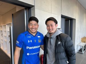 Kenki Fukuoka Instagram - ワイルドナイツ勝利！
今日は前後半とも場内解説をさせていただきました！
応援ありがとうございました🙇
試合後に出口付近でばったり会った力也に渋々撮ってもらいました（その割に笑顔😏）