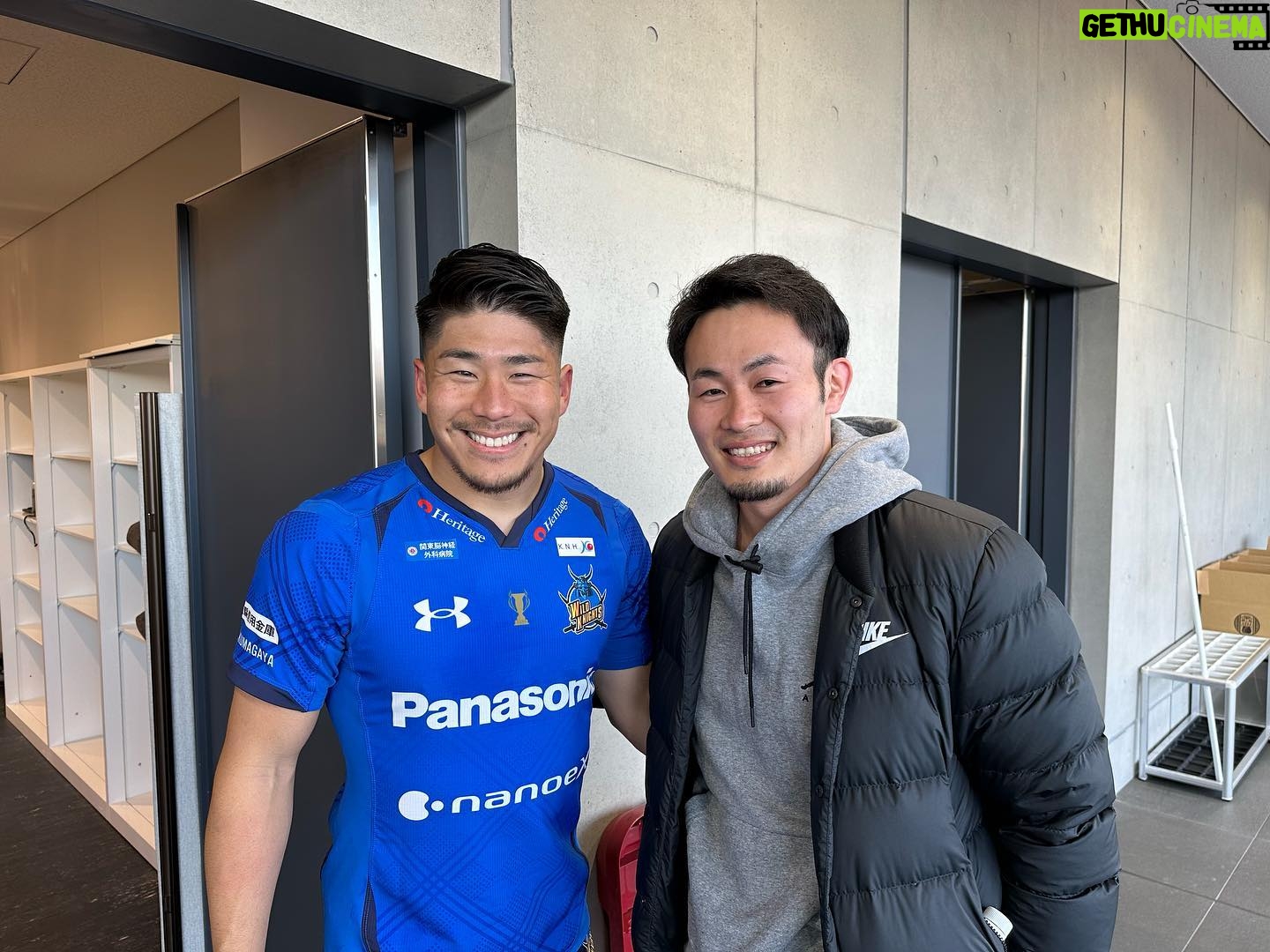 Kenki Fukuoka - 8.2K Likes - ワイルドナイツ勝利!
今日は前後半とも場内解説をさせていただきました!
応援ありがとうございました🙇
試合後に出口付近でばったり会った力也に渋々撮ってもらいました(その割に笑顔😏)