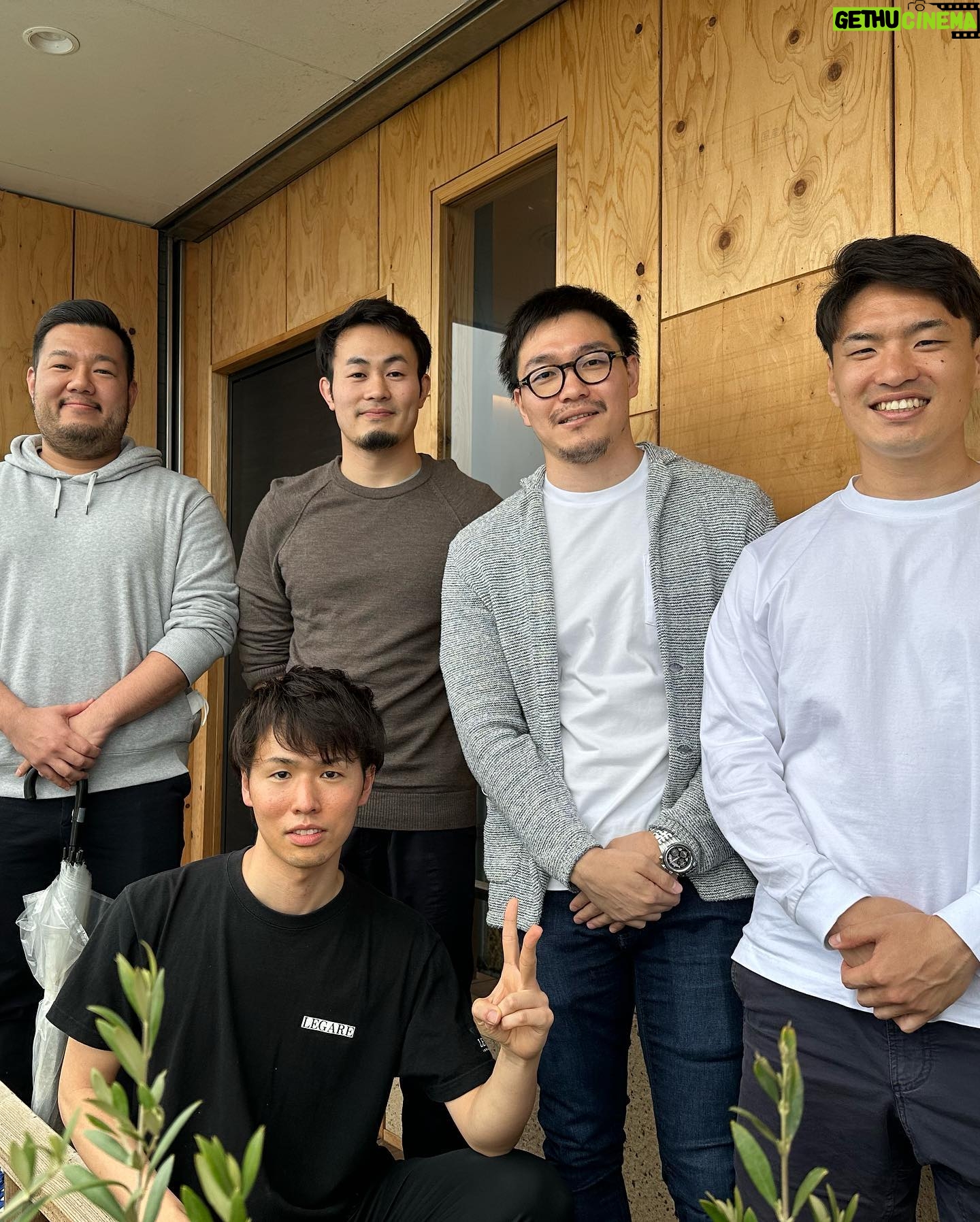Kenki Fukuoka - 9K Likes - 実家の桜も満開の春休みに帰省してきました!
あんまり一緒に撮らせてくれないめいちゃんとも撮れたし、久々に福高ラグビー部の同期たちとも会えて充実の帰省になりました!
これからは3年生としてまた1年間頑張ります👊