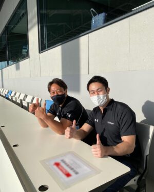 Kenki Fukuoka Instagram - 埼玉ワイルドナイツvs神戸スティーラーズ　37-31で勝利！
今日も最後の最後までもつれ込む熱い試合でした😂
応援ありがとうございました！
一緒にスタジアムの場内解説をやってくれてる三宅さんと📸