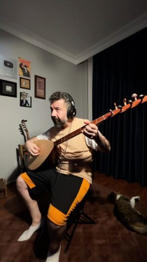 Kerim Yağcı Instagram - Bizim Carlos da Neşet Baba ezgilerinde uyumayı pek sever😄 . #neşetertaş #gönüldağı #bağlama #neşetbaba #reels #music #musica #musicvideo #instalike #instamusic