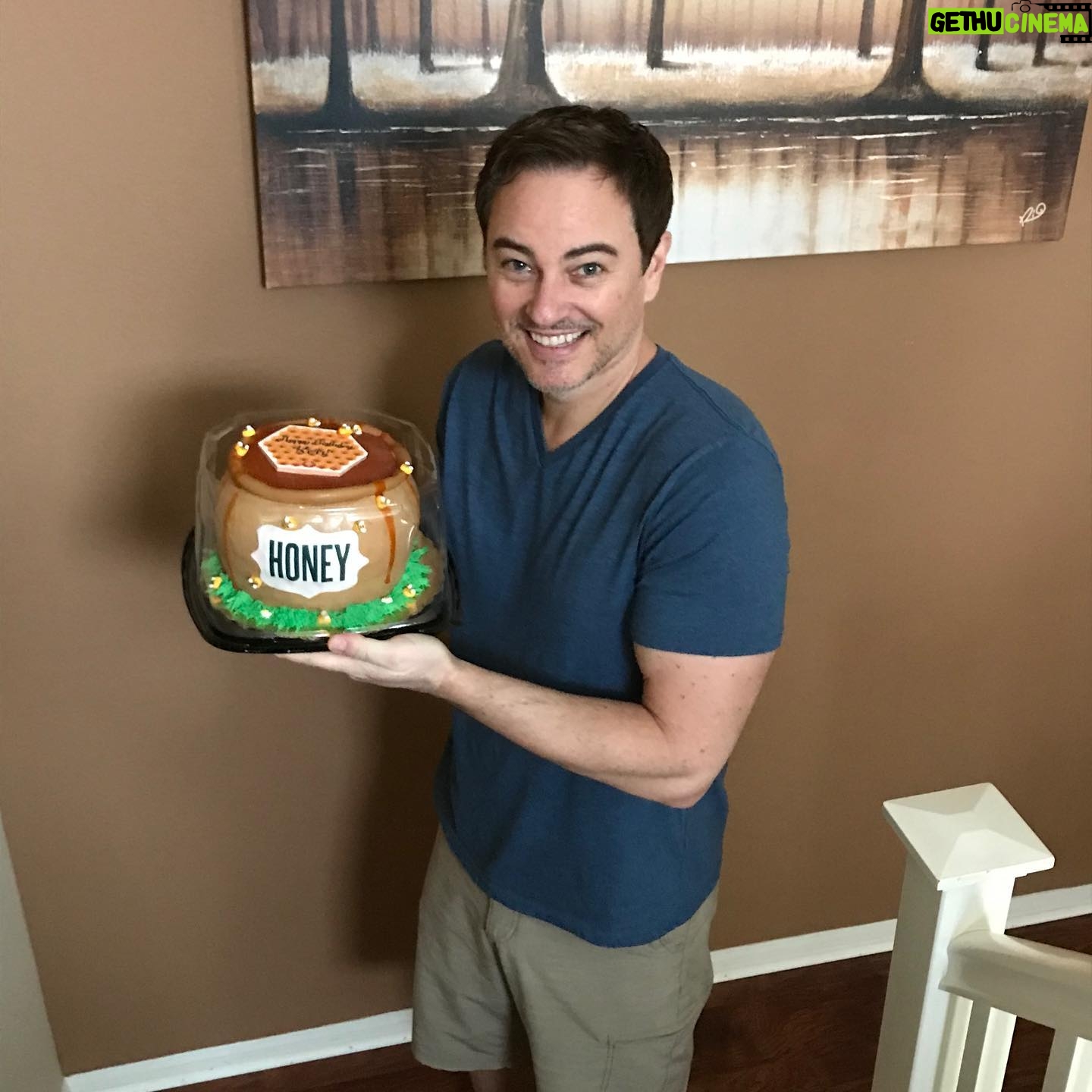 Kerr Smith - 4.6K Likes - @coldstone & @boldbajafresh sent me some amazing birthday surprises! Thank you so much guys! Really going to enjoy all this!
#coldstonecreamery #bajafresh #happybirthday #birthdaysurprise #mrhoney #riverdale #birthdaycake #icecreamcake