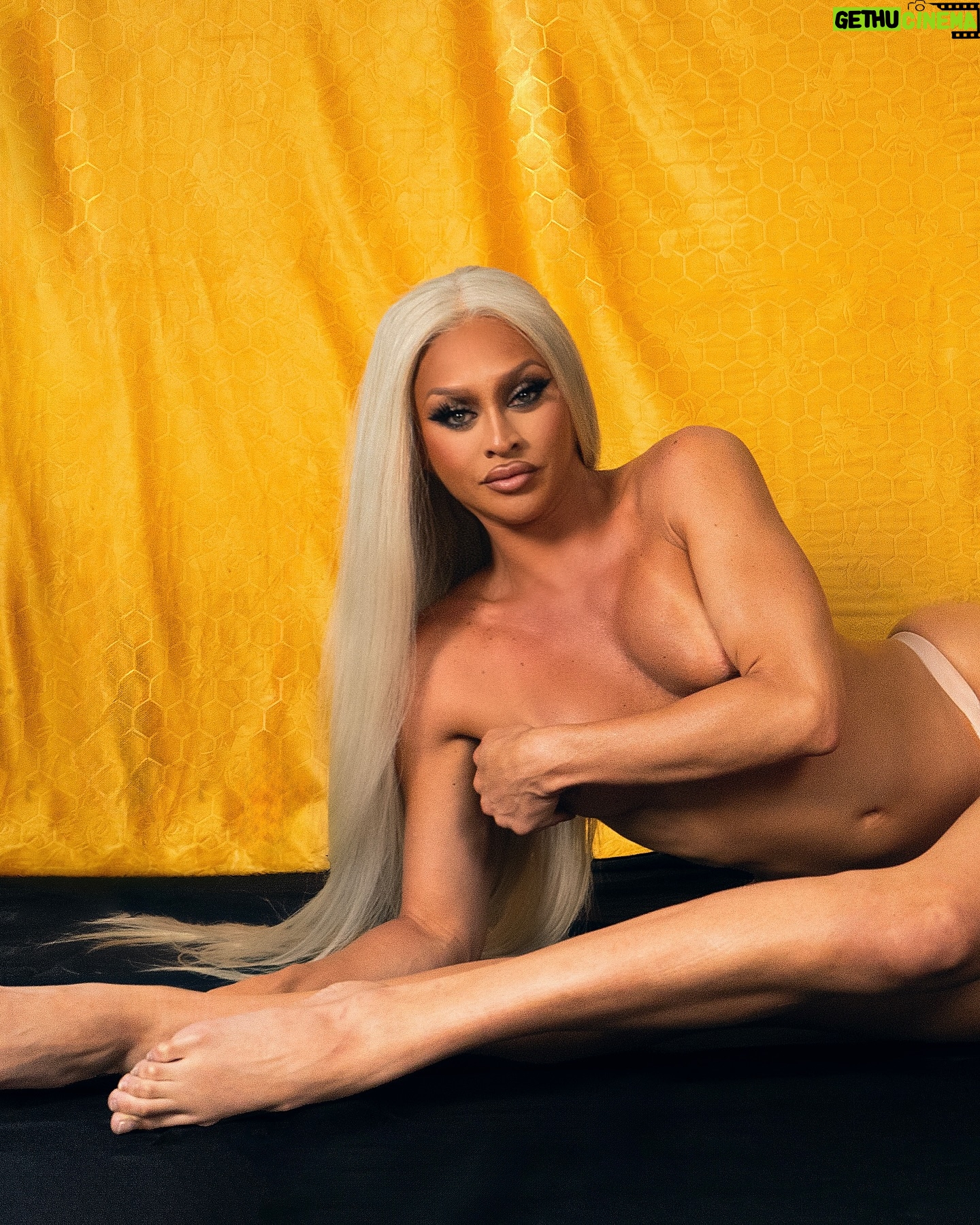 Kerri Colby - 186.8K Likes - birthday suits have never looked better 🦁
📸 @_orbel
