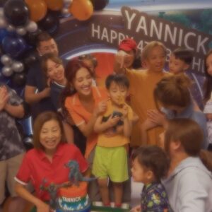 Kevin Cheng Instagram - Our Dearest Middle Child 🥹🎂❤️🩷 

Yannick has always been a little more unique than the rest 😉 
On the night of his 4th birthday, 
I told him the story of how he came into this world…
Unlike both his brothers, 
Yannick was delivered ONE day earlier than we had planned. 
At the hospital, as the doctor was carefully treating him,
he had found Yannick’s umbilical cord wrapped around his neck.
Luckily with expertise, the doctor quickly resolved the issue and we were able to hear his first cry. 🥹
Throughout these four years of his life, 
There has never been a dull moment with him
And he always keeps us on our toes 😂
The first to make a silly face
And the last to roll his eyes at a lame joke Mommy said
This kid is equally funny as he is sensitive. 
Most of all, he truly loves his brothers unconditionally 🥰
Happiest Birthday to our lil Godzilla 🦖 
Don’t stop being exactly who you are! 

Special thanks ❤️🫶🏻
🎈 @bouncy.hk 
🎂 @dessertswithabow 
🥘 @maximsmxhk 
🪄 @magic_travel_squirrel
