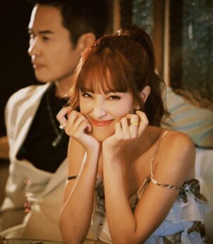 Kevin Cheng Instagram - E 形同I 形又合體啦！😏💚

But we have more in common than you think⋯😂
Like…
A love for icecream, 
beautiful jewellery
and… each other! 
🍦💍😌
Had a sweeeet time looking at the latest collection from @thefuture.rocks and yes, I (Grace) may or may not have hinted on several occasions I am loving the latest addition of The Ring family, The Necklace & The Earrings!
I especially wouldn’t mind having the golden shiny “Blondie” too now that we’re being honest 😉

#thefuturerocks #vanitywithaconscience #curatorofstyle