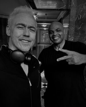 Kevin Durand Instagram - From across the lobby, walking towards me, this legend came over to say hi! @charleswbarkley I didn’t get to tell you how big of a fan I am. What a life this is! Have a WONDERFUL DAY Y’ALL!  Monsieur @charleswbarkley c’est introduit aujourd’hui! Ils me connaissaient de ma job. Quelle belle vie! J’espère que vous avez une journée fantastique !