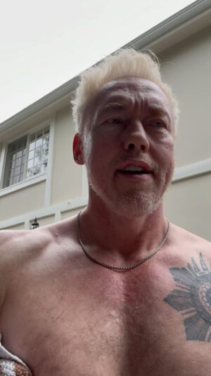 Kevin Durand Instagram - Bonjour! On saute dans l’eau froide aujourd’hui ! C’est tellement bon pour le cerveau et le corps et ça me réveille le matin! Belle journée mes amis !👊🙏❤️🥶