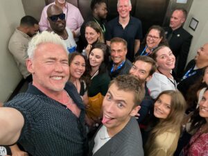 Kevin Durand Instagram - There are bunch of wonderful apes running around at the San Diego @comic_con !!! #ApesTogetherStrong #whatawonderfulday 🦍🦍🦍❤️❤️❤️🦍🦍🦍✌️✌️✌️