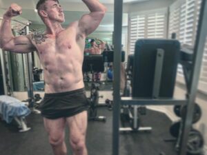 Kevin Durand Instagram - Je travaille fort. Je me sens bien. Plein de force. Plein d’énergie. Plein d’amour. Plein de rêves. Plein de joie. Je vous souhaite tout les mêmes chose👊🙏💪 #mensfitness #muscleanfitness
