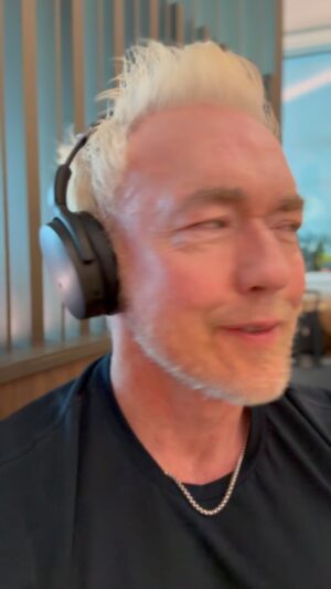 Kevin Durand Instagram - Bonjour mes amis ! Merci pour tous vos suggestions de lecture ! J’ai choisis ALISS de Patrick Senécal! Vraiment génial ! Je vous souhaite une belles journée plein de force et de bonheur 👊🙏💪❤️