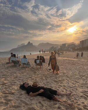 Kevin Johansen Instagram - Alo, Río de Janeiro! Nos vemos no @medioymedio.br amanha! Com @paulinhomoska! 🫶 @circovoador (Foto: @incamino).