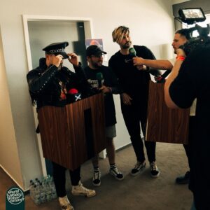 Kevin Ratajczak Instagram - HEUTE 17 UHR! Wir überraschen @electriccallboy und fordern sie bei Rock am Ring zu einer Runde spontanen Songquiz-Runde heraus!🔥🤘🤪🤘🔥

@rockamringofficial 
@kevinratajczak 
@nico_ec_
