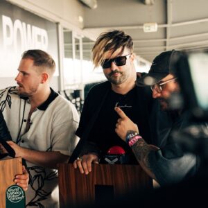 Kevin Ratajczak Instagram - HEUTE 17 UHR! Wir überraschen @electriccallboy und fordern sie bei Rock am Ring zu einer Runde spontanen Songquiz-Runde heraus!🔥🤘🤪🤘🔥

@rockamringofficial 
@kevinratajczak 
@nico_ec_