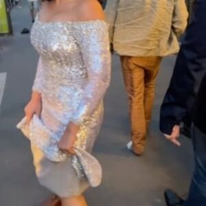 Khatia Buniatishvili Instagram - Right before entering the stage of the Concert de Paris😂❤️ 20 minutes of marathon right before Debussy to avoid unending traffic of the city.  This nice gentleman borrowed his shoes, himself walking in the socks🙌🏼 and saved me from missing my performance. Not very glamorous, definitely Olympic.🏃🏻‍♀️

#concertdeparis #14juillet #beforetheconcert #jeuxolympiques #paris #cartier #music #piano #khatiabuniatishvili