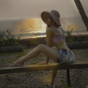 Khushali Kumar Instagram - The closer I get, the more I see how far I am.
#Sunsets #BeachyVibes