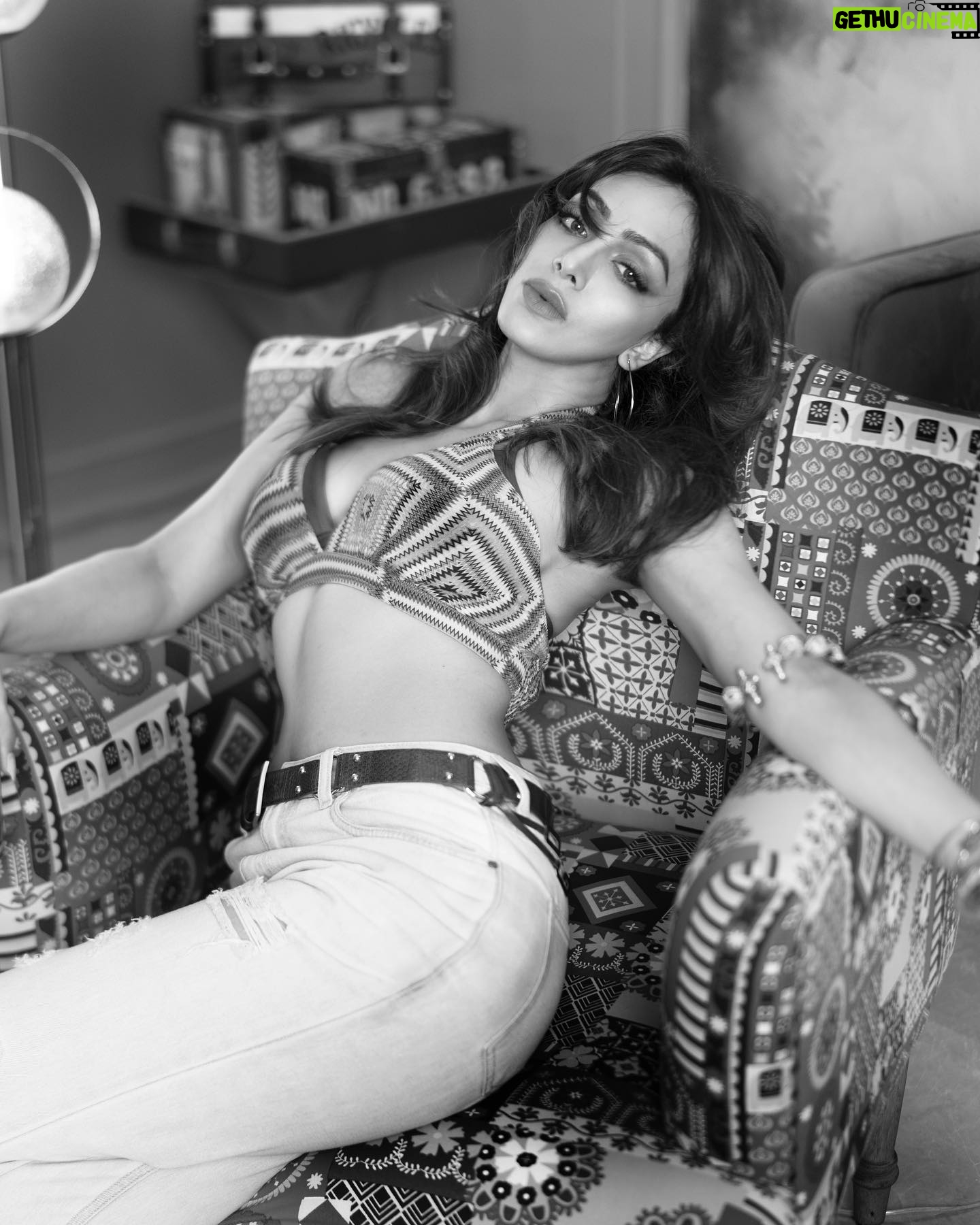 Khushali Kumar - 69.3K Likes - मैं तो चाहता हूँ हमेशा मासूम बने रहना, ये जो ज़िंदगी है समझदार किये जाती है। -गुलज़ार साब 💞