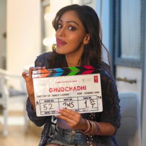 Khushali Kumar Instagram - Some #BehindTheScenes from the sets of #Ghudchadhi. It was so much fun to play Devika😍Can’t wait for you’ll to witness the hilarious ride of twists and turns of this generation’s comedy of errors.
#TrailerComingSoon #StayTuned
