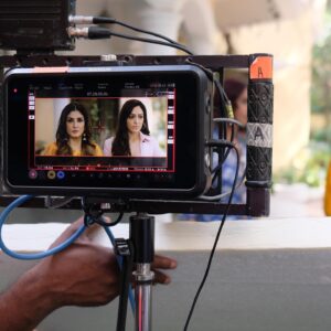 Khushali Kumar Instagram - Some #BehindTheScenes from the sets of #Ghudchadhi. It was so much fun to play Devika😍Can’t wait for you’ll to witness the hilarious ride of twists and turns of this generation’s comedy of errors.
#TrailerComingSoon #StayTuned