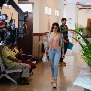Khushali Kumar Instagram - Some #BehindTheScenes from the sets of #Ghudchadhi. It was so much fun to play Devika😍Can’t wait for you’ll to witness the hilarious ride of twists and turns of this generation’s comedy of errors.
#TrailerComingSoon #StayTuned