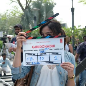 Khushali Kumar Instagram - Some #BehindTheScenes from the sets of #Ghudchadhi. It was so much fun to play Devika😍Can’t wait for you’ll to witness the hilarious ride of twists and turns of this generation’s comedy of errors.
#TrailerComingSoon #StayTuned