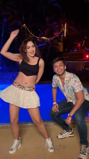 Khushali Kumar Instagram - Grooving on Kudiye ni tere with the kudiye herself!! 😍

@tseries.official @khushalikumar 

#starfish #starfishpromotions #kudiyenitere #pinkvilla #pinkvillalifestyle