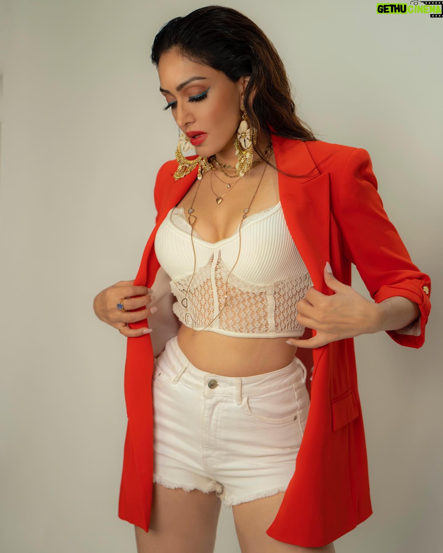 Khushali Kumar - 78.4K Likes - Its beginning to look a lot like Christmas #redisback #itsblingy