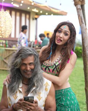 Khushali Kumar Instagram - That’s a film wrap! 
Starfish- another movie comes to a wrap.. what a beautiful dive into an amazing & thrilling story. Great cast sailing your way, starring @milindrunning, @ehanbhat
@itusharkhanna @nikhat3628 
Finally it’s all done, I am a bit sad to part from such gifted people but excited for the release🎬 #November24 #SeeYouInTheatres

#BhushanKumar #KrishanKumar  @akhilesh__jaiswal @beanzidavinzi @almighty_motion_picture @tseriesfilms @tseries.official @shivchanana @neerajkalyan24 @shivamchanana @vivinsachdeva