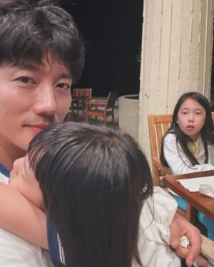 Ki Tae-young Instagram - 지난 13년 참 바쁘게 살았습니다... 사소하지만 무엇보다 큰 행복을 느끼며 살아왔네요...사실 그 사소한 것들이 그렇게 어려운 것들이기도 하기에 항상 진심으로 감사하며 살고 있어요...

최근 우리가족.....❤️ 

인스 초보라 실수했네ㅜㅜ 우리 유진이 얼굴 짤려서 미안해 💋

#기태영 #유진 #로희 #로린 #로로패밀리