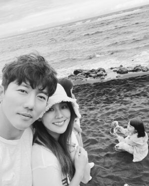 Ki Tae-young Instagram - 지난 13년 참 바쁘게 살았습니다... 사소하지만 무엇보다 큰 행복을 느끼며 살아왔네요...사실 그 사소한 것들이 그렇게 어려운 것들이기도 하기에 항상 진심으로 감사하며 살고 있어요...

최근 우리가족.....❤️ 

인스 초보라 실수했네ㅜㅜ 우리 유진이 얼굴 짤려서 미안해 💋

#기태영 #유진 #로희 #로린 #로로패밀리