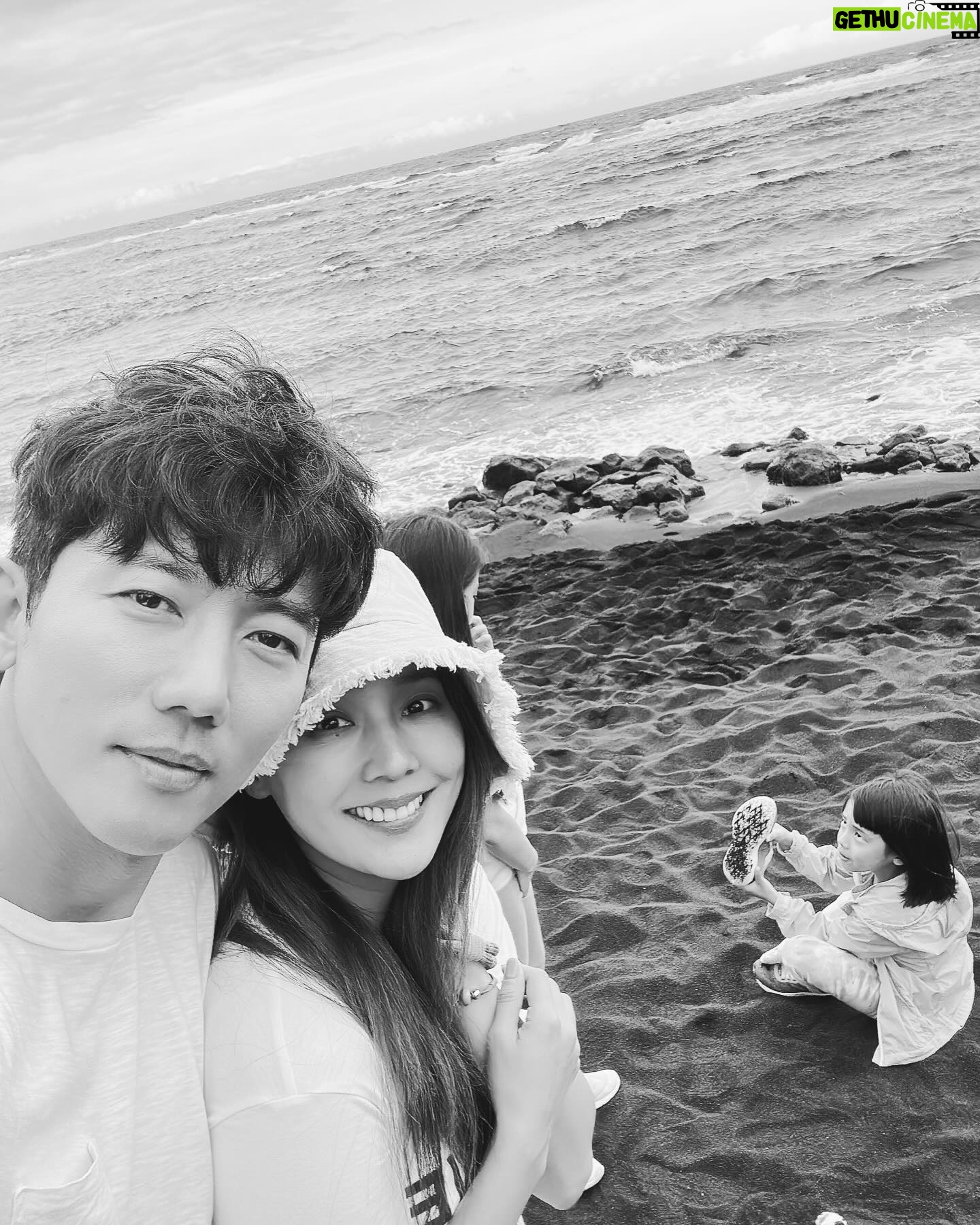 Ki Tae-young - 36.6K Likes - 지난 13년 참 바쁘게 살았습니다... 사소하지만 무엇보다 큰 행복을 느끼며 살아왔네요...사실 그 사소한 것들이 그렇게 어려운 것들이기도 하기에 항상 진심으로 감사하며 살고 있어요...
최근 우리가족.....❤️
인스 초보라 실수했네ㅜㅜ 우리 유진이 얼굴 짤려서 미안해 💋
#기태영 #유진 #로희 #로린 #로로패밀리