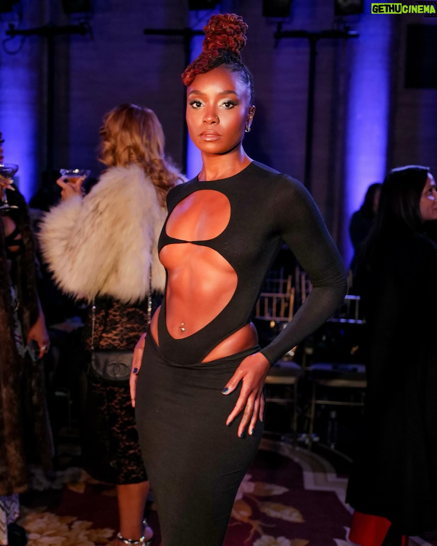 KiKi Layne - 3 Likes - @laquan_smith 🖤🖤
I lowkey still can’t believe I actually wore this lol. Thank you #LaquanSmith for having me at your show and encouraging me to step out of my comfort zone.
#NYFW