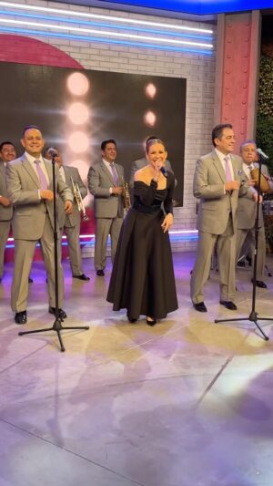 Kika Edgar Instagram - ¡@kikaedgar y La Sonora @santaneramx nos ponen a bailar en #SaleElSol con “El Ladrón”! 👏🏻🎶❤️💃🏻🕺🏻🎵☀️📺 #MartesYQuiero
