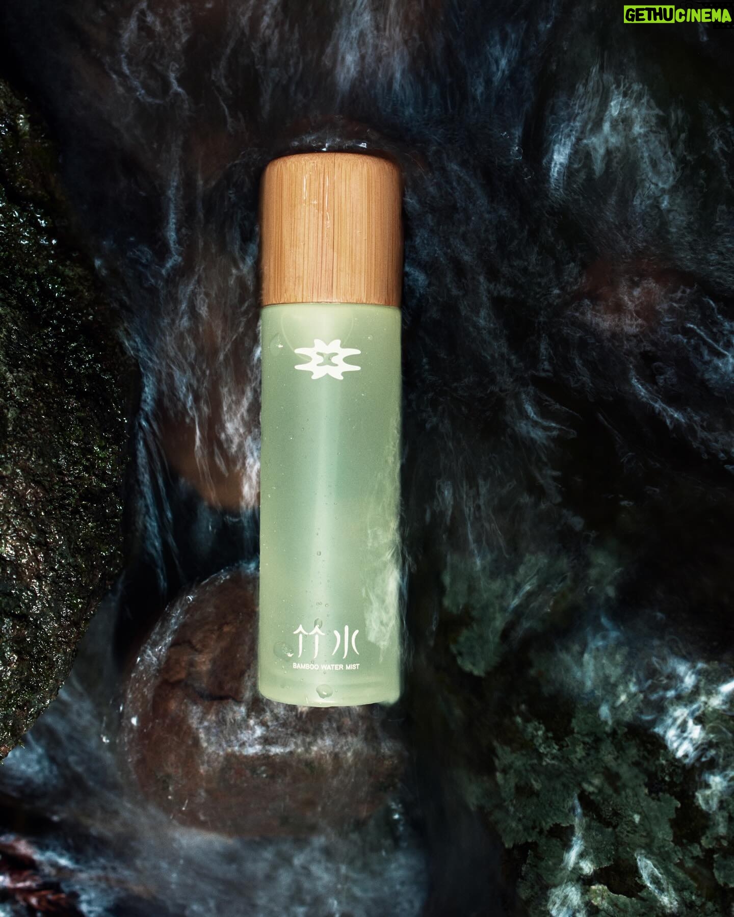 Kiko Mizuhara - 161.7K Likes - 竹水フェイスミスト✧ Bamboo Water Face Mist
Available now for Pre-order ✶ 限定予約販売開始。
自然の恵み、竹水🎋
竹水とは、竹が成長する際に地中から地下茎を通して吸い上げた水のことであり、4月から5月にしか採取できません。また、水を吸い上げてから、わずか20日間ほどしか幹に溜め込まないため、とても貴重な水として知られています。
現在、日本の竹林のほとんどは、自生したものではなく、我々人間の手によって植栽されたもの。 しかしながら、後継者問題や管理不足によって竹林は荒れ、雑草のように増殖している状況も散見されています。竹の繁殖力は非常に強いため、広葉樹林を浸食しているのです。
kiiksでは、各地の竹害も考慮し桑名市の桑名竹取物語事業化協議会と協力して、その対策にも取り組んでいます。
竹水には豊富なポリフェノールが含まれており、ビタミンB群、高い保湿効果や肌の弾力性を保つ豊富なアミノ酸。そして、竹に多く含まれるシリカ(ケイ素)が肌の内側から潤いをもたらします。
美容、そして竹害問題の観点から生まれた竹水フェイスミストが皆さまに幸せをもたらしますように❤️
Photo : @alexleese
Make up : @sakiemiura