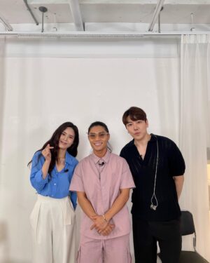 Kim Bum-soo Instagram - 인생찻집 ☕️

 ⠀
안녕하세요 여기는 범수의 세계!🙌🏽
이번에 인생찻집을 찾아주신 VIP는 고음종결자로 또다시 재조명 되고있는 김연지님과 DK님 입니다~^^
두 가수의 노래를 향한 진정성과 열정을 지켜보면서 저도 새롭게 마음을 다잡는 계기가 되었답니다!
무엇보다 긴 세월 많은 우여곡절 가운데서도 노래에 대한 의지를 불태우며 ‘중꺽마’ 정신으로 한 길을 걸어온 두 후배님들의 끈기와 장인정신이 오늘의 두 가수를 만든 원동력이 아니었을까 하는 생각을 해보며 가슴 뭉클함도 느꼈어요~😭
부디 목관리 잘 해서 오랜동안 많은 이들의 마음을 움직이는 멋진 가수가 되길 응원합니다!🙌🏽
20일에 발매될 두 가수의 듀앳 음원 ‘미친 사랑의 노래’와 현재 성황리에 진행중인 투어 공연도 많은 관심 가져주시구요..두 가수가 들려주는 인생이야기와 노래가 궁금하시다면 지금 바로 범수의 세계로 여행을 떠나요~🎤💖🤟🏽

#범수의세계 #인생찻집 #VIP #김연지 #DK #허피디 #태경이삼촌 #트레져헌터 #좋댓구알