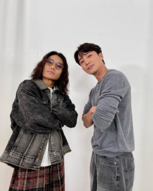 Kim Bum-soo Instagram - 인생찻집 ☕️

 ⠀
범수의 세계~~🙌🏽
이번 인생찻집의 VIP 손님은 제가 너무도 애정하는 싱송라 Roy KIM 입니다.
음악도 음악이지만 남자로서 사람으로서 참 멋진 훈내가 나는 후배랍니다~^^
로이의 노래를 감상할 때는 마냥 편안했지만 막상 커버를 해보니 그가 만든 그 만의 영역에 들어가는 일은 결코 쉽지를 않더군요..ㅎ
독보적인 싱송라의 장점을 모두 갖춘 로이킴의 꿈은 저와 동일한 빌보드 차트 1위 입니다!
저와 로이가 그래미 시상식에 나란히 앉아 서로 수상을 축하해주는 상상을 하니 가슴이 벅차 오르네요~^^
멋진 마인드와 훌륭한 재능으로 조금씩 무르익어가고 있는 로이의 꿈과 여정을 모두모두 힘껏 응원해주세요!🔥
그래야 저도 로이 덕분에 그래미 시상식에 초대받을 수 있어요~🤣ㅋㅋ
로이의 이야기와 노래가 궁금하다면 지금바로 범수의 세계로 가는 우주선에 탑승하세요~🤟🏽

ps. 짝짝짝! 태경이 삼촌이 득남을 
  하였답니다!🎉
 선율아! 무럭무럭 잘 자라서 
  삼촌들이랑 밴드 만들자~😄ㅋㅋ 

#유튜브 #범수의세계 #인생찻집 #시즌2 #VIP #RoyKIM #로이킴 #싱송라 #허피디 #태경이삼촌 #트레져헌터 #좋댓구알